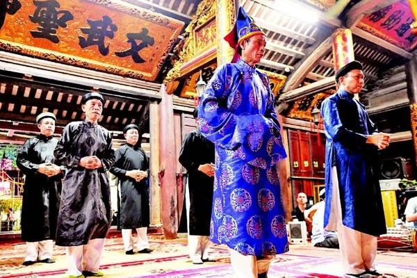 1. Hằng năm, vào hai ngày 11, 12 tháng Giêng, tại đình Văn Nội diễn ra các nghi thức truyền thống như: Lễ phụng nghênh nhà thánh, lễ rước kiệu, lễ giã đám và hóa mã.