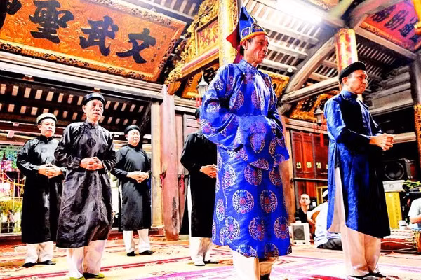 1. Hằng năm, vào hai ngày 11, 12 tháng Giêng, tại đình Văn Nội diễn ra các nghi thức truyền thống như: Lễ phụng nghênh nhà thánh, lễ rước kiệu, lễ giã đám và hóa mã.