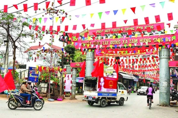 Các ngõ, xóm tại xã Tam Hưng đều được trang hoàng cờ hoa tưng bừng, khí thế. (Ảnh ÁNH NGỌC)