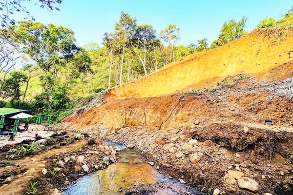Sau những đợt mưa lũ, nguy cơ tái sạt lở tại thác Pa Sỹ vẫn còn hiện hữu.