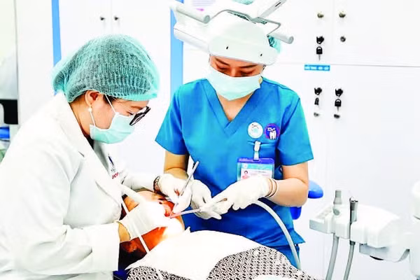 Khám nha khoa tại Trung tâm Răng Hàm Mặt kỹ thuật cao tại Bệnh viện Thống Nhất.