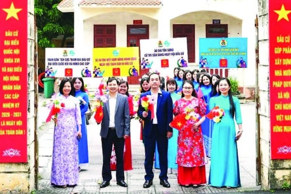 Lực lượng tham gia tuyên truyền lưu động Bầu cử Đại biểu Quốc hội khóa XVI và Đại biểu HĐND các cấp nhiệm kỳ 2026-2031 xã Sơn Đồng.