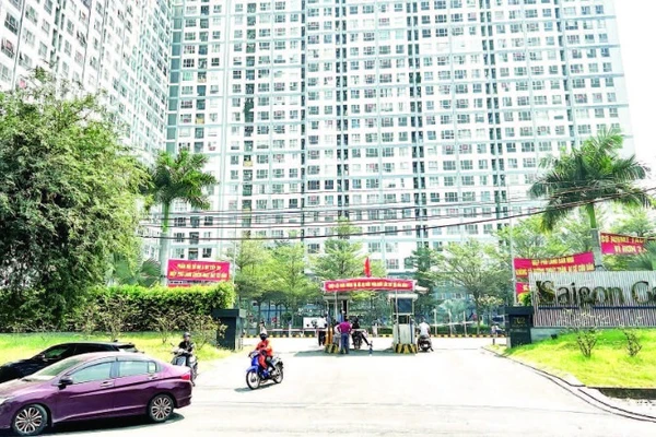 Sau nhiều năm, nhiều cư dân tại dự án nhà ở thương mại Saigon Gateway đã được cấp sổ hồng.