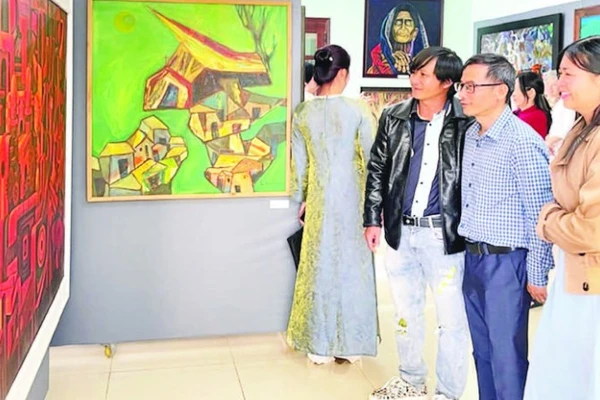 Tranh của họa sĩ Xu Man mang đậm chất sử thi nơi núi rừng Tây Nguyên.