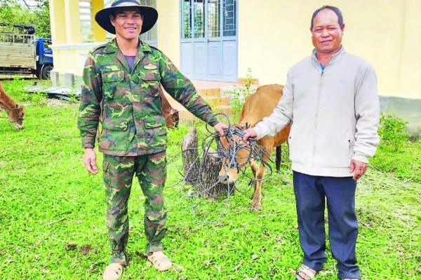 Người dân xã Ia Phí vui vẻ nhận bò giống sinh sản từ Chương trình mục tiêu quốc gia về giảm nghèo bền vững, hỗ trợ người dân vươn lên thoát nghèo.