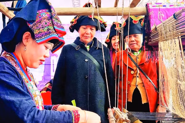 Nhiều phụ nữ trong bản Na Sang, xã Núa Ngam có thêm nguồn thu bằng các sản phẩm thổ cẩm được dệt thủ công.