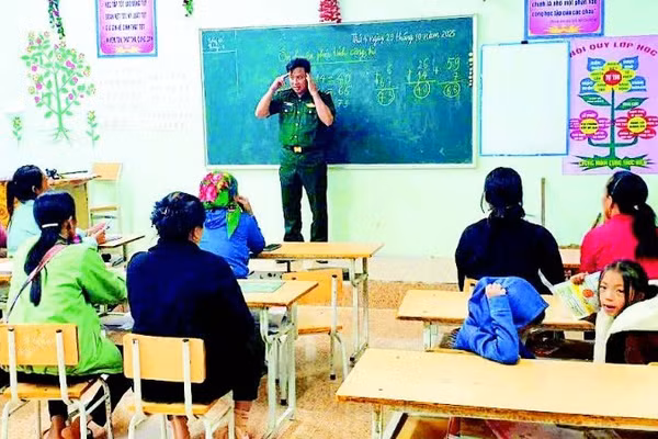 Lớp xóa mù chữ cho phụ nữ H'Mông ở bản Piêng Vai, xã Mỹ Lý có 11 học viên, duy trì đều đặn bốn buổi/tuần.