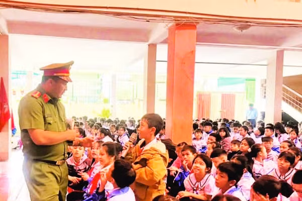 Một em nhỏ đặt câu hỏi về tình huống giao thông, thể hiện sự quan tâm đến an toàn khi đi trên đường phố.