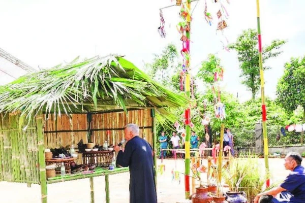 Thầy cúng thực hiện nghi lễ cúng truyền thống.