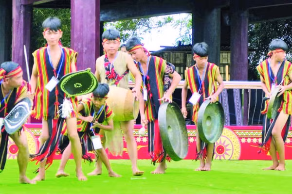 Thế hệ trẻ dân tộc Brâu với điệu chiêng Bơm pa rar.