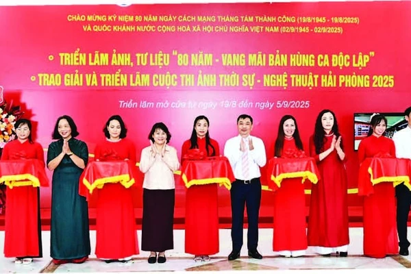 Các đại biểu cắt băng khai mạc triển lãm