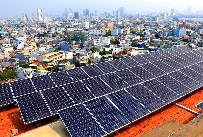 Dù EVN đã ban hành quy trình quản lý đối với điện mặt trời tự sản, tự tiêu, song việc triển khai trên thực tế và thủ tục còn nhiều vướng mắc. (Ảnh Ngọc Hà) 
