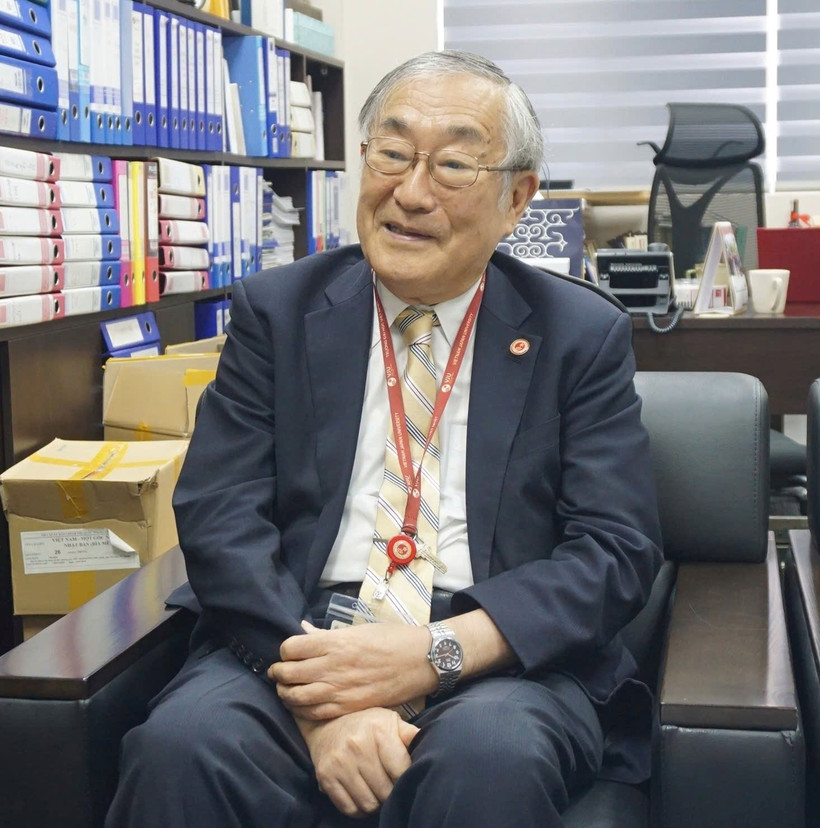 GS, TS Furuta Motoo sinh năm 1949, một chuyên gia về lịch sử hiện đại và chính trị Việt Nam. Ông hiện là Hiệu trưởng Trường đại học Việt-Nhật, thuộc Đại học Quốc gia Hà Nội. Ông là tác giả của nhiều công trình nghiên cứu quan trọng về Việt Nam, được dịch sang tiếng Việt và xuất bản tại Việt Nam. Đặc biệt, công trình Nạn đói năm 1945 ở Việt Nam-Những chứng tích lịch sử do Giáo sư Văn Tạo và ông là đồng tác giả (xuất bản lần đầu bởi Nhà xuất bản Khoa học xã hội, năm 2005 và tái bản nhiều lần, sau đó) đã được trao Giải thưởng Nhà nước về Khoa học Công nghệ, năm 2010. 