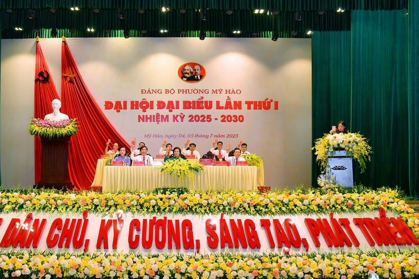 Đoàn Chủ tịch Đại hội đại biểu lần thứ I, nhiệm kỳ 2025-2030, Đảng bộ phường Mỹ Hào (tỉnh Hưng Yên) biểu quyết thông qua Nghị quyết Đại hội. Ảnh: Ngô Vi Quang 