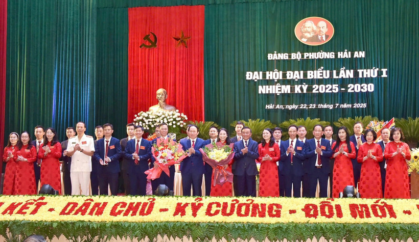 Đồng chí Trần Cẩm Tú, Ủy viên Bộ Chính trị, Thường trực Ban Bí thư và đồng chí Lê Tiến Châu, Ủy viên Trung ương Đảng, Bí thư Thành ủy Hải Phòng chúc mừng Ban Chấp hành Đảng bộ phường Hải An, nhiệm kỳ 2025-2030. (Ảnh XUÂN TRƯỜNG)