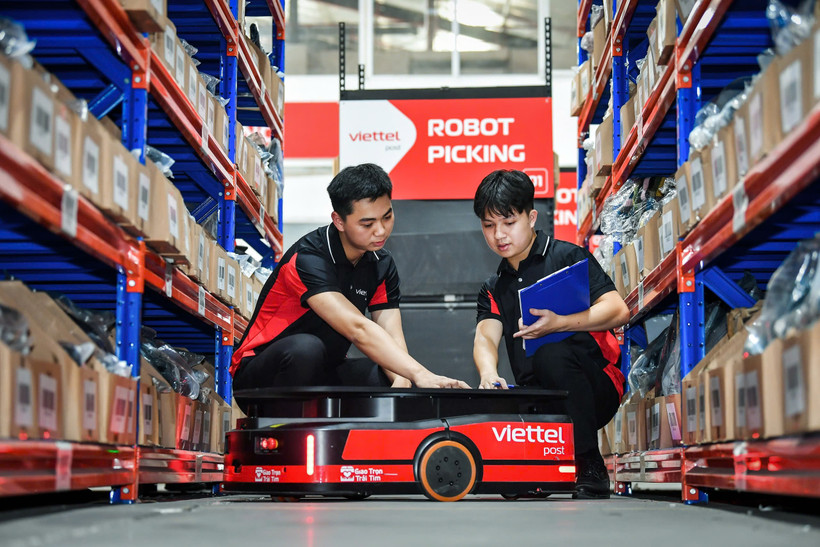 Viettel Post ứng dụng robot vận chuyển để tiết kiệm chi phí nhân sự và vận hành, góp phần nâng cao hiệu suất hoạt động. Ảnh: Thành Đạt