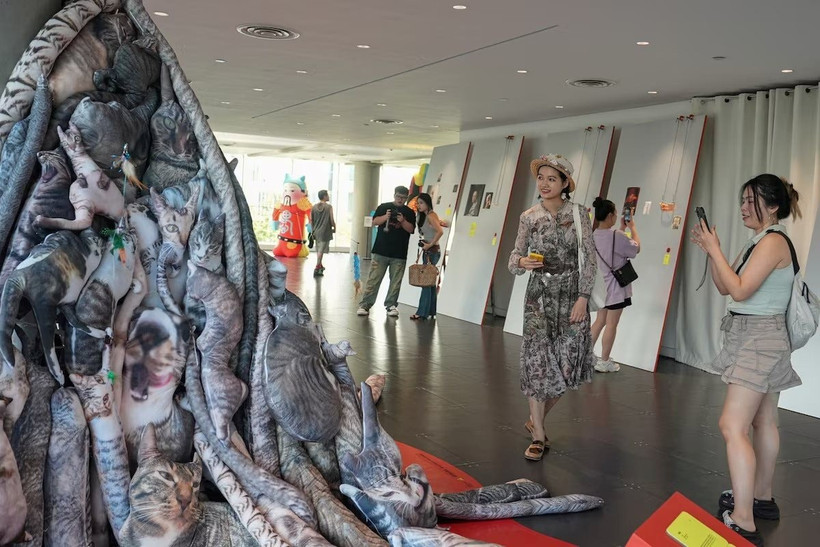 Các bạn trẻ thích thú tạo dáng với những sản phẩm... xấu đến kỳ lạ! 