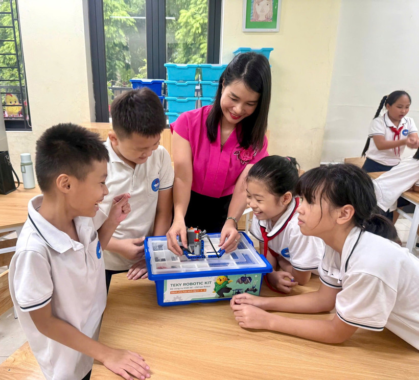 Giờ học STEM của cô và trò Trường tiểu học Lý Thường Kiệt (Hà Nội).