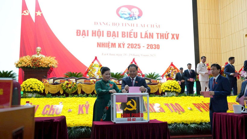 Các đại biểu tiến hành bỏ phiếu bầu Ban Chấp hành khóa mới tại Đại hội đại biểu lần thứ XV Đảng bộ tỉnh Lai Châu (nhiệm kỳ 2025-2030). (Ảnh TUẤN TRẦN) 