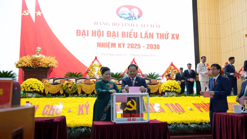 Các đại biểu tiến hành bỏ phiếu bầu Ban Chấp hành khóa mới tại Đại hội đại biểu lần thứ XV Đảng bộ tỉnh Lai Châu (nhiệm kỳ 2025-2030). (Ảnh TUẤN TRẦN) 