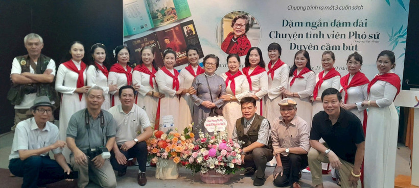 Tác giả Nguyễn Thị Mỹ Dung (đứng giữa) tại buổi ra mắt sách. 