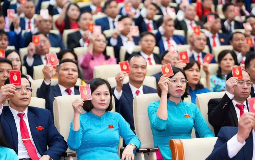  Các đại biểu biểu quyết thông qua Nghị quyết Đại hội đại biểu lần thứ I Đảng bộ tỉnh Thái Nguyên, nhiệm kỳ 2025-2030, bế mạc chiều 23/9/2025. Ảnh: Nguyễn Liên 