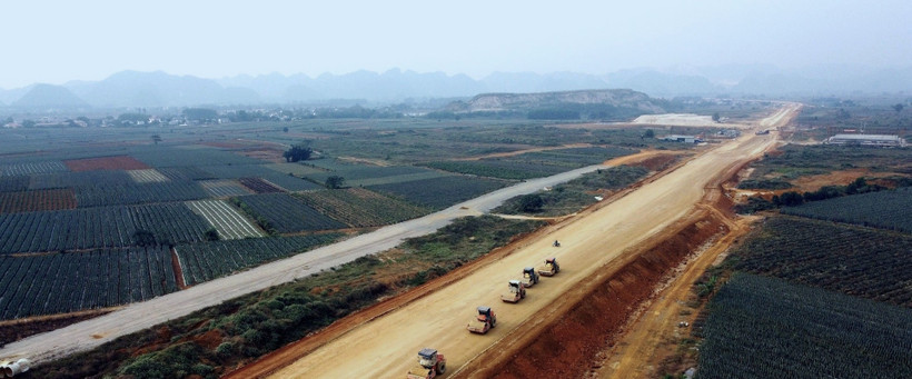 Đến hết ngày 31/7/2025, số vốn giải ngân tại 12 dự án quan trọng quốc gia lĩnh vực giao thông vận tải ước chỉ đạt 22.579,5 tỷ đồng, đạt tỷ lệ 23,5% kế hoạch được giao. (Nguồn: BXD)