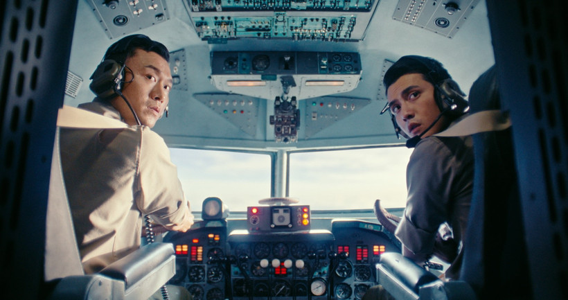 Buồng lái chiếc máy bay DC-4 trong phim "Tử chiến trên không" được dựng lại bằng những thiết bị cũ của hàng không Việt Nam những năm sau 1975. (Nguồn: GALAXY) 