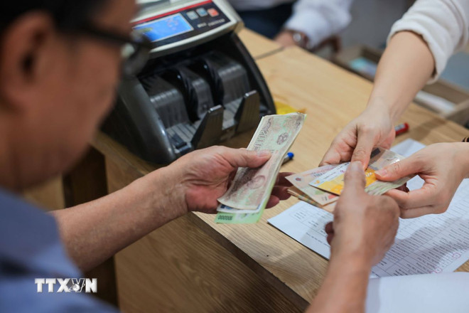 Chi trả lương hưu. (Nguồn: TTXVN)