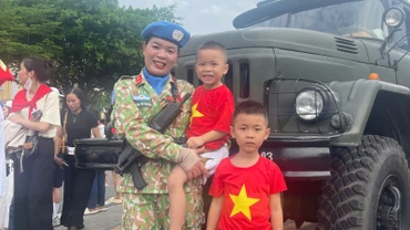 Đại úy Hoàng Thị Hương và 2 con trai. (Ảnh: Nhân vật cung cấp).