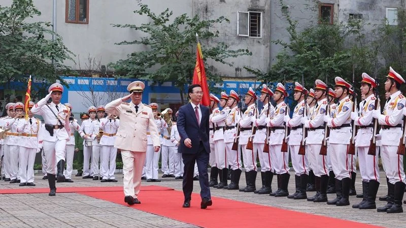 Chủ tịch nước thăm, kiểm tra công tác sẵn sàng chiến đấu, chúc Tết tại Bộ Tư lệnh Cảnh vệ và Bộ Tư lệnh Cảnh sát cơ động