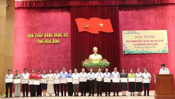 Lãnh đạo tỉnh Hòa Bình trao bằng khen cho đại diện các tập thể có thành tích xuất sắc.