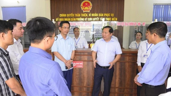 Bí thư Tỉnh ủy Hòa Bình Nguyễn Phi Long (giữa) cùng đoàn công tác kiểm tra tại phường Kỳ Sơn.