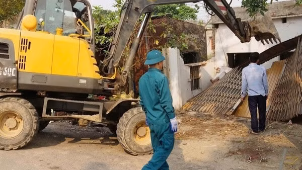 Lực lượng chức năng phối hợp người dân tháo dỡ các công trình lấn chiếm tại khu vực kênh 12/9.