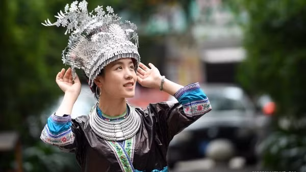 Trang sức bạc rất phổ biến đối với phụ nữ dân tộc Miêu, Trung Quốc. (Ảnh: Xinhua)