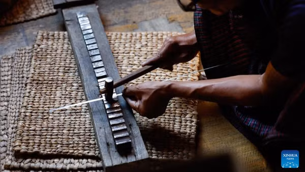 Chế tác bạc tại xưởng ở hồ Inle, thị trấn Nyaungshwe, bang Shan, Myanmar. (Ảnh: Xinhua)