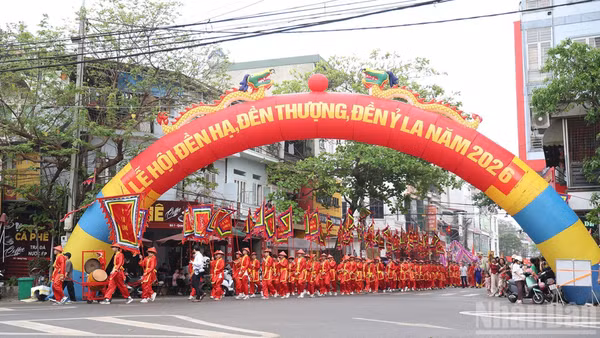 Đoàn rước Mẫu đi qua các tuyến phố trung tâm của phường Minh Xuân.