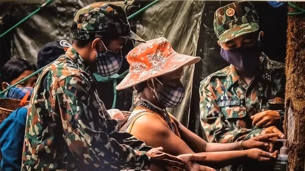 Một ảnh trong bộ ảnh "Chốt kiểm soát bảo vệ biên giới phòng chống Covid-19" của tác giả Huỳnh Văn Truyền (Đà Nẵng), đoạt giải Nhất Cuộc thi ảnh "Tự hào một dải biên cương" lần thứ I. 