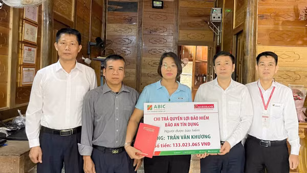 ABIC chi nhánh Sơn La chi trả quyền lợi bảo hiểm Bảo an tín dụng.