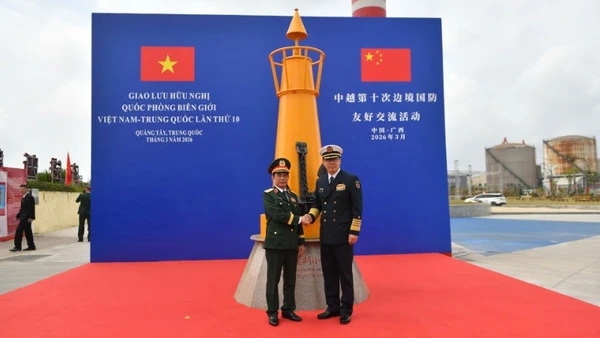 Đại tướng Phan Văn Giang, Ủy viên Bộ Chính trị, Phó Bí thư Quân ủy Trung ương, Bộ trưởng Quốc phòng và Thượng tướng Đổng Quân, Bộ trưởng Quốc phòng Trung Quốc tại Di tích đường Hồ Chí Minh trên biển.