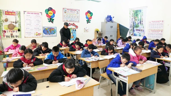 Trường phổ thông Dân tộc bán trú tiểu học Tùng Vài chủ động phòng, chống rét cho học sinh.