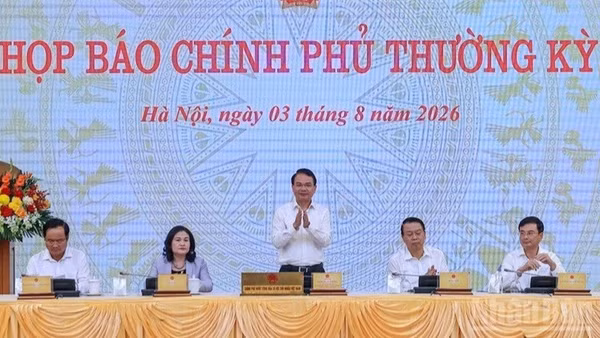 Bộ trưởng, Chủ nhiệm Văn phòng Chính phủ Đặng Xuân Phong, người phát ngôn của Chính phủ, chủ trì họp báo Chính phủ thường kỳ tháng 7/2026. (Ảnh: VGP/Nhật Bắc)