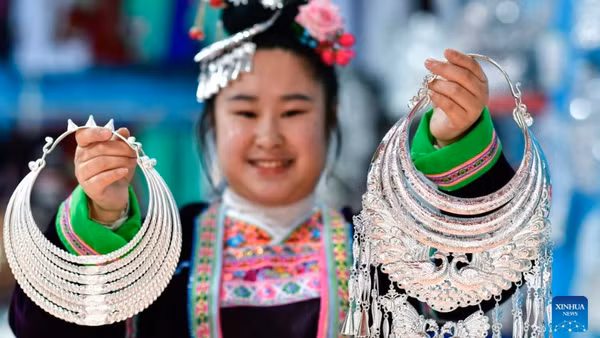 Trang sức bạc tại tỉnh Quý Châu, tây nam Trung Quốc, ngày 21/4/2026. (Ảnh: Xinhua)