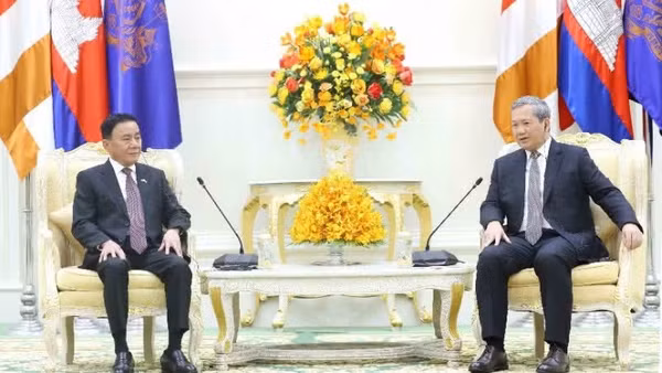 Thường trực Ban Bí thư Trần Cẩm Tú hội kiến Thủ tướng Campuchia Hun Manet. (Ảnh: TTXVN)