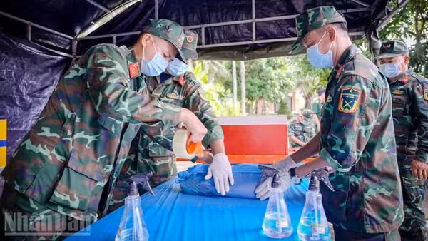 Đội lấy mẫu cẩn thận lấy mẫu hài cốt liệt sĩ chưa xác định được thông tin để phục vụ giám định ADN tại nghĩa trang liệt sĩ tỉnh An Giang, ở phường Rạch Giá.