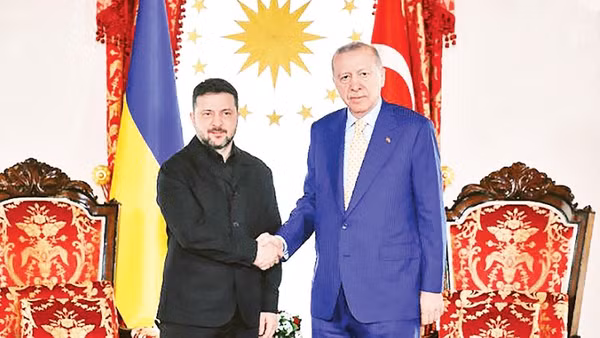 Hai nhà lãnh đạo Ukraine và Thổ Nhĩ Kỳ tại cuộc gặp ở Istanbul.