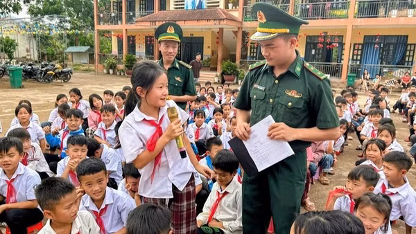 Cán bộ, chiến sĩ Đồn Biên phòng Nậm Nhừ tổ chức thi "hỏi nhanh-đáp nhanh" về ý nghĩa Chiến thắng Điện Biên Phủ... tại Trường phổ thông dân tộc bán trú tiểu học Nà Khoa.