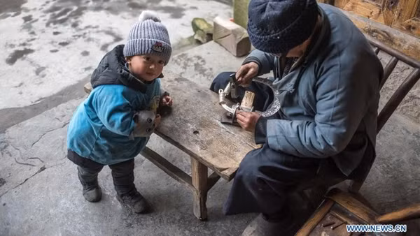 Chế tác bạc ở tỉnh Hồ Nam, Trung Quốc. (Ảnh: Xinhua)