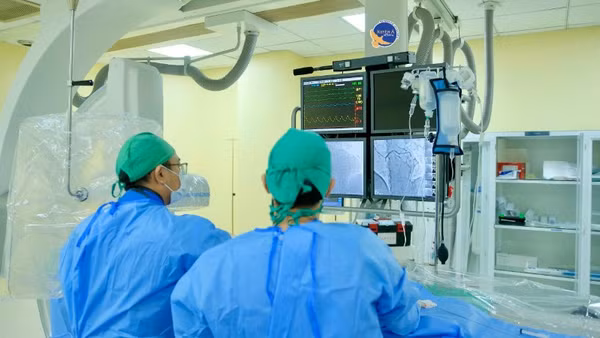 Ê-kíp can thiệp ca nhồi máu cơ tim. 