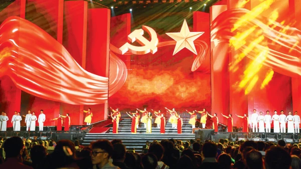 Tiết mục nghệ thuật trong chương trình "Hòa nhạc Ánh sáng". (Ảnh THẾ ĐẠI)